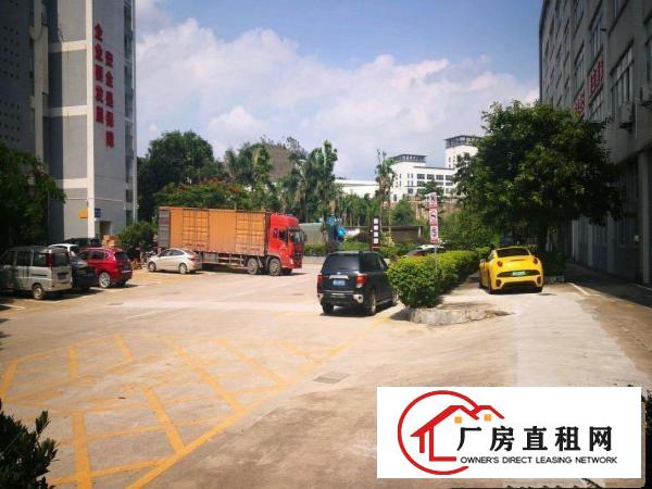 
		龙岗大道边新出原房东2楼2500平带装修厂出租，可分租
	