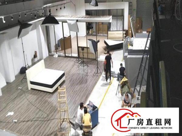 
		龙岗高速出口附近现成影棚底价转让1200平米钢构7米
	