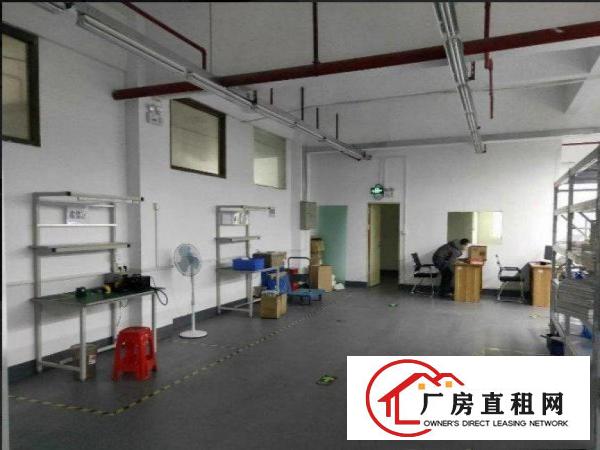 
		高速路口楼上整层1600平。豪华办公室装修无转让费
	