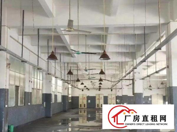 
		高速路口楼上整层1600平。豪华办公室装修无转让费
	