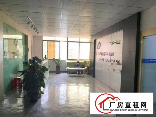 
		龙岗广深公路旁三楼800平，精装修无转让费
	