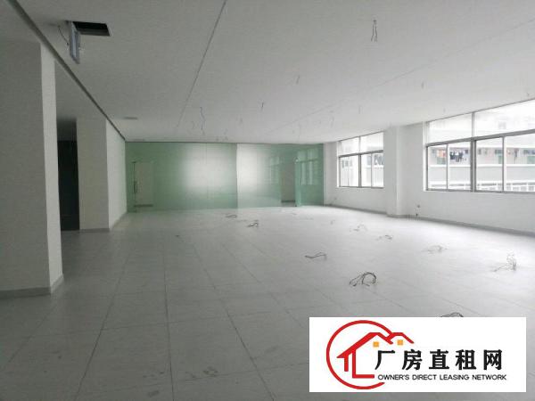 
		荷坳地铁站附近新出厂房二楼1500平米带装修
	