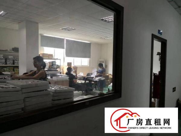 
		龙岗爱联近地铁口楼上厂房900平方米有现成办公室装修水电
	