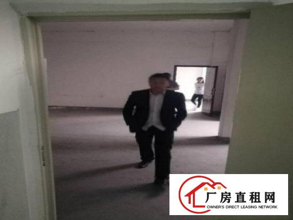 
		横岗永湖地铁站楼上新出300平带装修厂房出租
	
