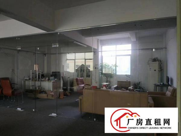 
		横岗荷坳主干道边楼上700平豪华装修厂房有办公室前台水电齐全
	