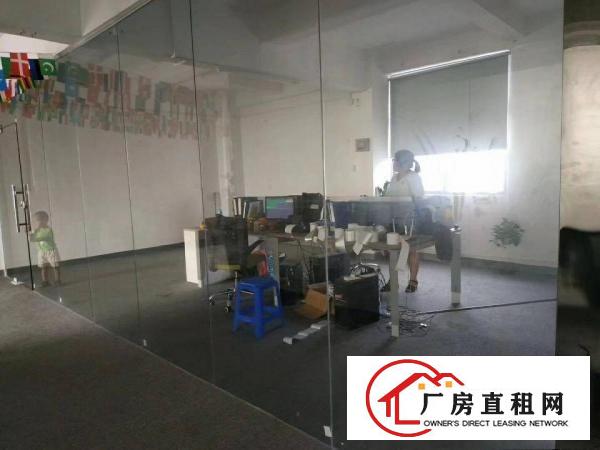 
		横岗荷坳主干道边楼上700平豪华装修厂房有办公室前台水电齐全
	