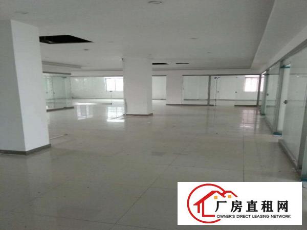 
		平湖华南城高速路口3栋独门独院出租，每栋6500平方，形象好
	