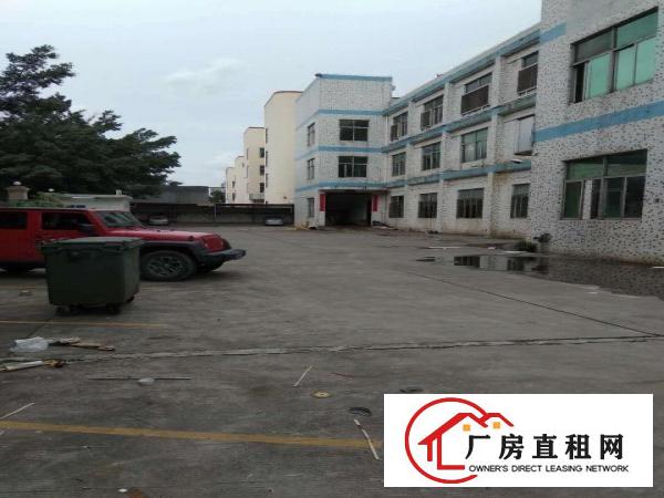 
		平湖华南城高速路口3栋独门独院出租，每栋6500平方，形象好
	