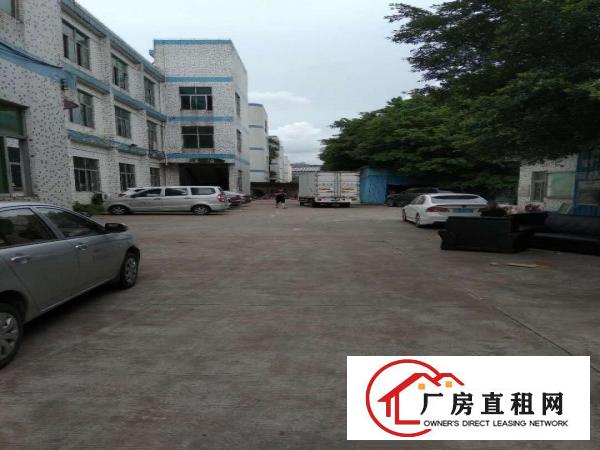 
		平湖华南城高速路口3栋独门独院出租，每栋6500平方，形象好
	