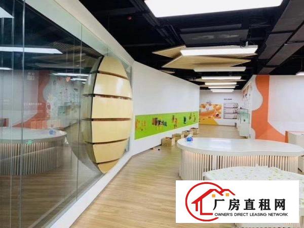 
		平湖白泥坑大门附近1000平方一楼精装修配送厂房出租
	