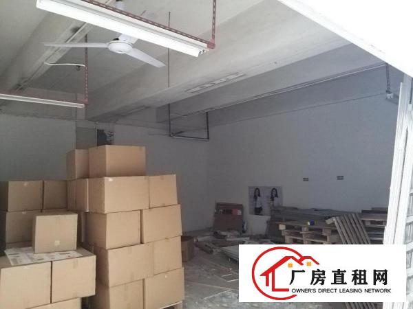
		平湖广场附近业主直租仓库，面积1000平方
	