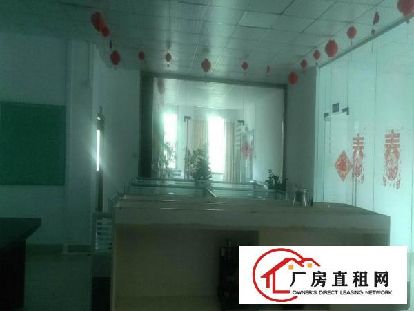 
		平湖原房东二三楼厂房2000平带办公室装修急租
	