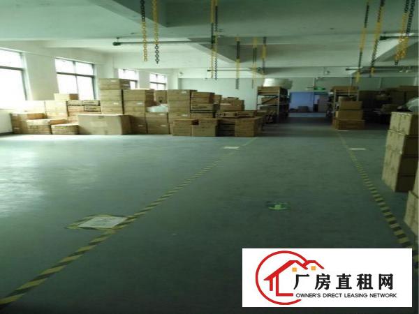 
		楼上办公室仓库现成装修700平米厂房急租
	