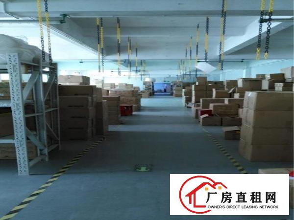 
		楼上办公室仓库现成装修700平米厂房急租
	