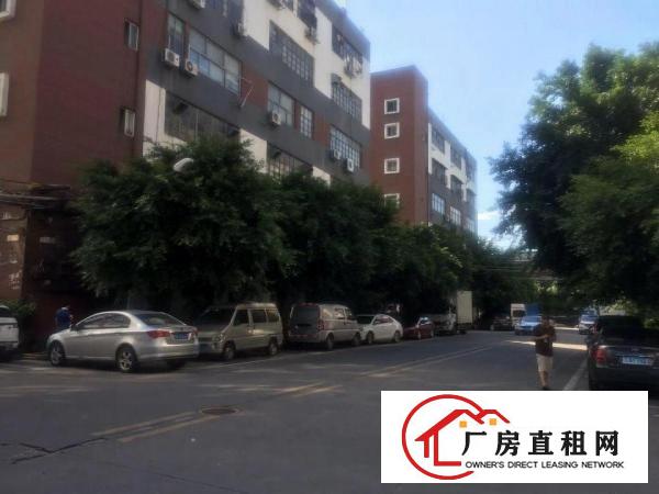 
		秀峰工业城半层650平租26元/平即租即用
	