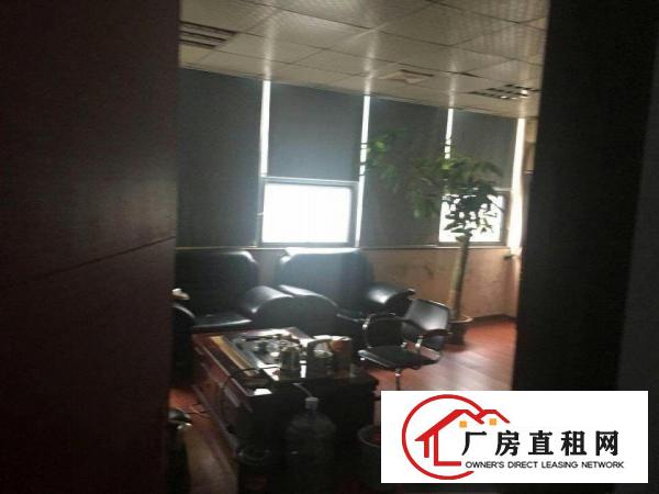 
		秀峰工业城有一百多平米和270平米
	
