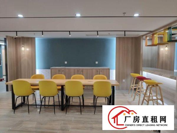 
		办公室精装出租，配套办公桌椅低至880元
	