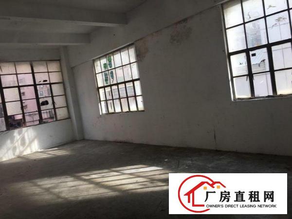 
		布吉关深圳东站边上，龙岗大道边厂房70平米
	