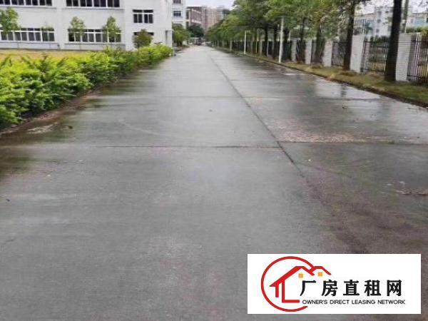 
		3吨货梯，楼上标准厂房厂房带办公室，500㎡可以分租，带装修
	