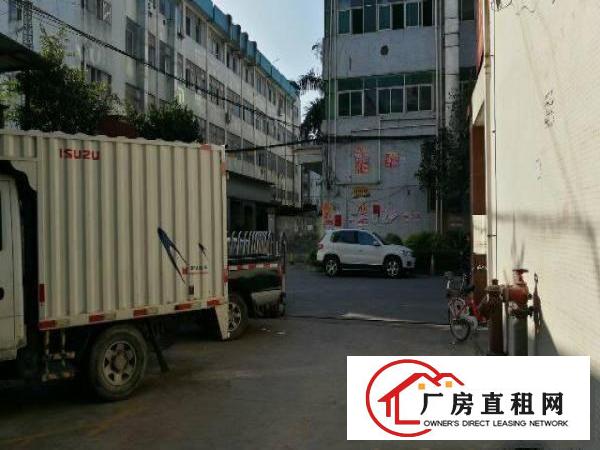 
		龙岗区坂田新出二楼标准厂房900平方出租
	