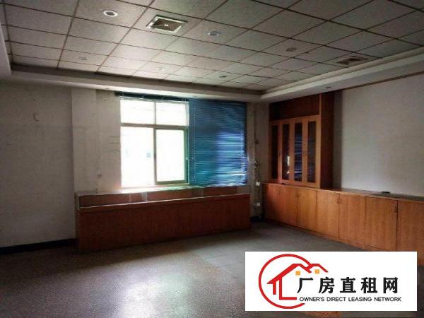 
		出租龙岗区坂田新出1000平标准楼上，带吊顶装修原房东
	