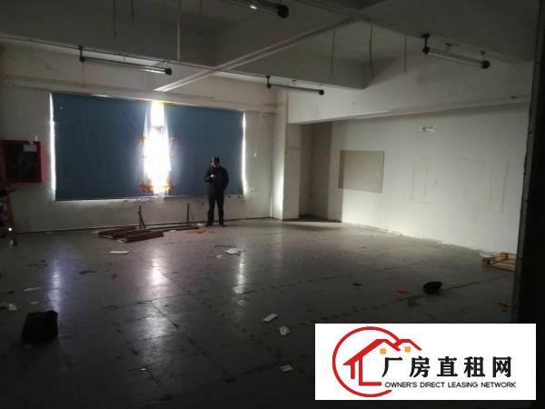
		地铁口一楼168平250平420平至2000平出租
	