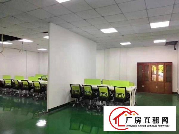 
		清湖地铁口一楼700平可分租一半新装修可做国际物流仓储办公
	