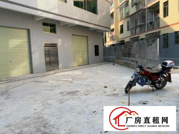 
		新圩高速口附近原房东独院三层厂房招租可实量800平空地500
	