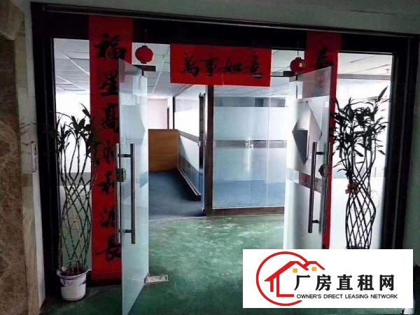  长安镇宵边新出楼上850平方，车间带有豪华装修，水电齐全。