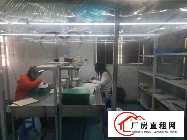  长安涌头实业客转租楼上400平方厂房，豪华装修，全新地坪漆