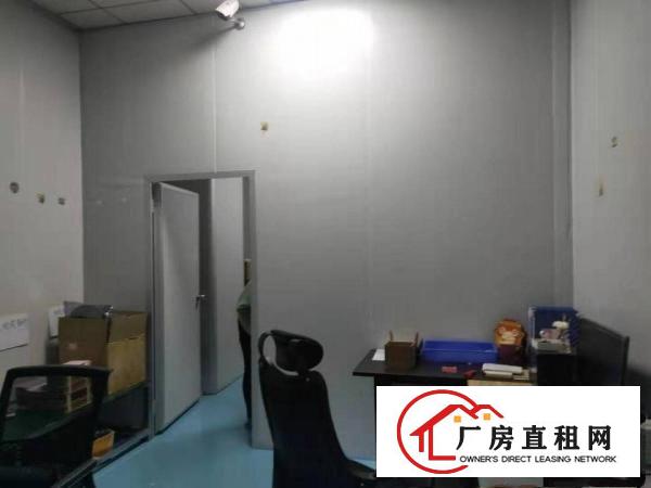  长安涌头实业客转租楼上400平方厂房，豪华装修，全新地坪漆