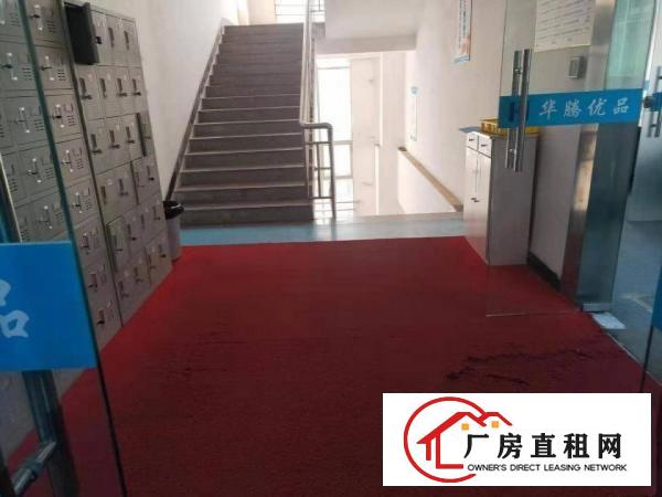 长安涌头实业客转租楼上400平方厂房，豪华装修，全新地坪漆