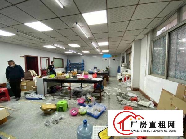  厂房刚搬走不用装修搬进来就可以生产。电梯两吨。空地400平。