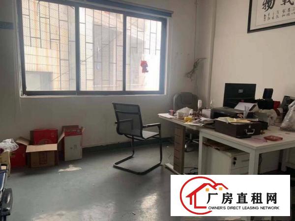  街口楼上500平方厂房招租，现成办公室精装修，水电齐全