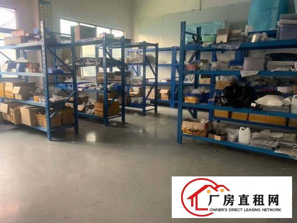  街口楼上500平方厂房招租，现成办公室精装修，水电齐全