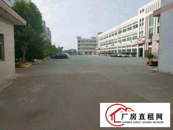  长安镇厦边分租一楼2300平方低价出租，高度7米带牛角空地大