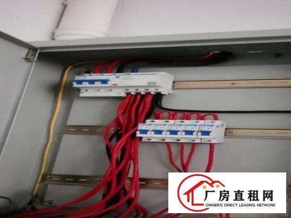  一楼240平方，有办公室，卫生间，主线