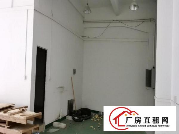  一楼240平方，有办公室，卫生间，主线