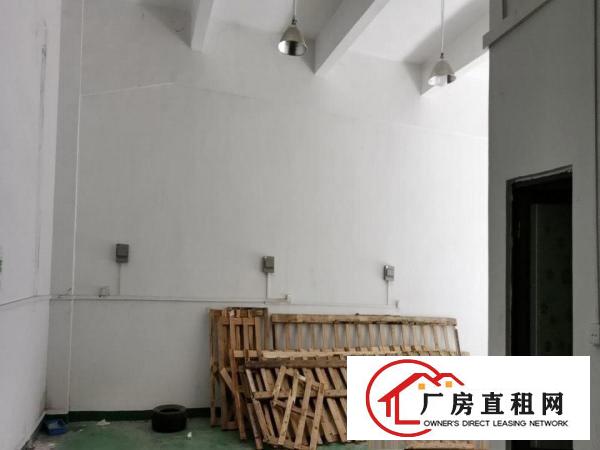  一楼240平方，有办公室，卫生间，主线