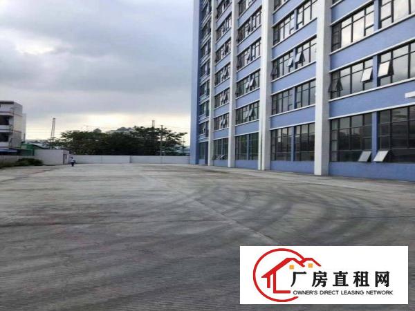  长安镇厦岗楼上2600平高速出精装修厂房出租带全新地坪漆可分