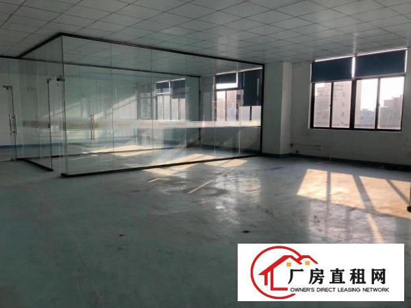  出租大岭山楼上现成装修2100平方,水电齐全,办公室装修