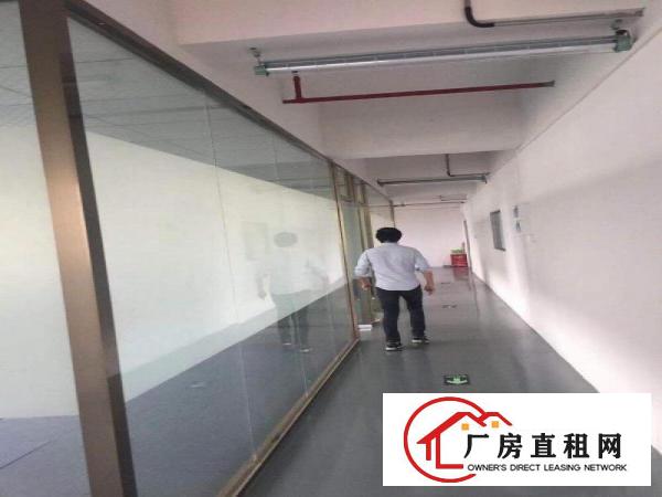  黄江镇出租楼上1300平方，现成装修，水电齐全，现成办公室