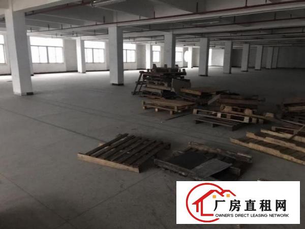  凤岗沃尔玛原房东楼上2000平面积实量，带两吨货梯，现成装修