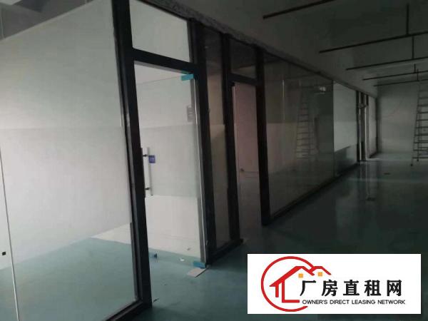  楼上900平方厂房出租，带消防喷淋，地坪漆完整！