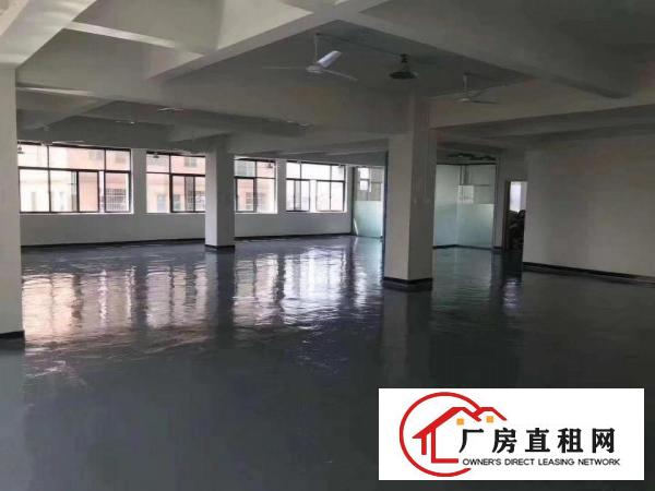  该厂房位于常平袁山贝工业区，三楼450平方米，2T电梯直达