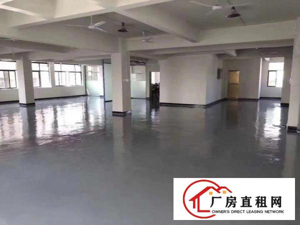 该厂房位于常平袁山贝工业区，三楼450平方米，2T电梯直达