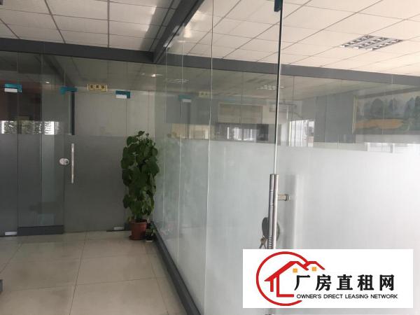  标准厂房分租2楼2000平方，办公室装修水电齐全，现成地坪漆