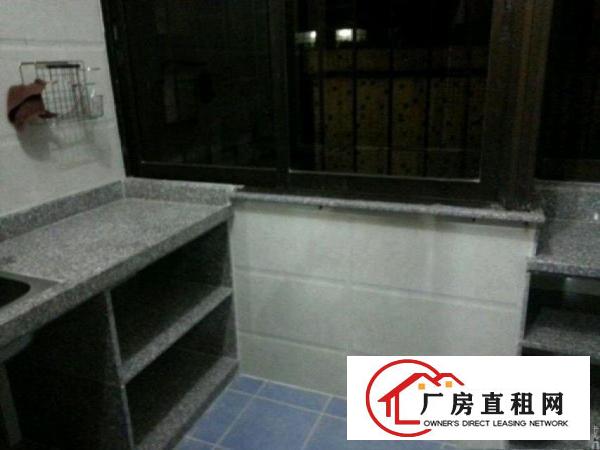  房东2房出租，位于长塘市场附近，近学校幼儿园公园。