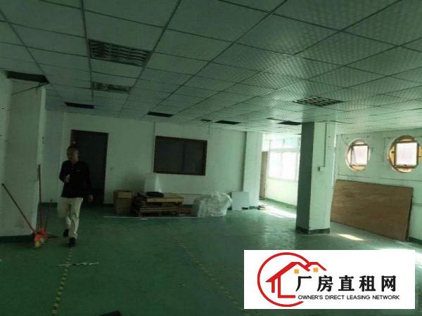  坂田第五园楼上380平厂房出租，证件齐全，现成地坪