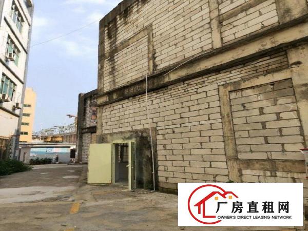  交通便利，有大型商场，地铁口